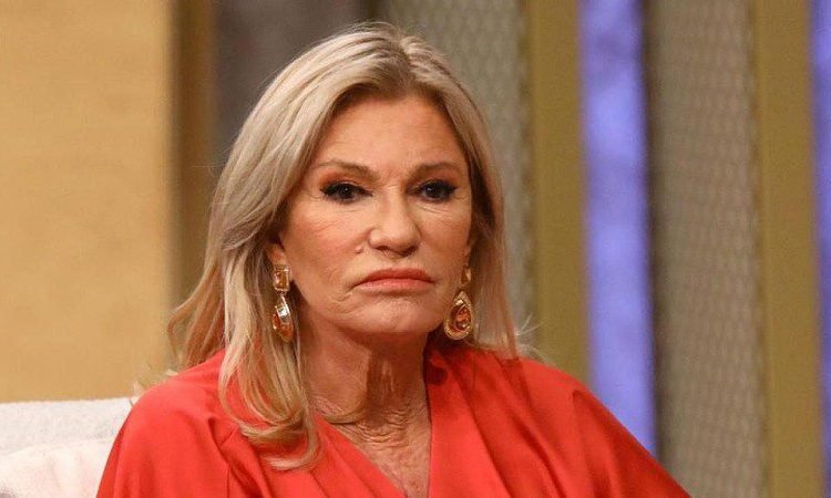 Críticas crescem nas redes sociais e apontam falta de pertinência e modernidade nos comentários da socialite