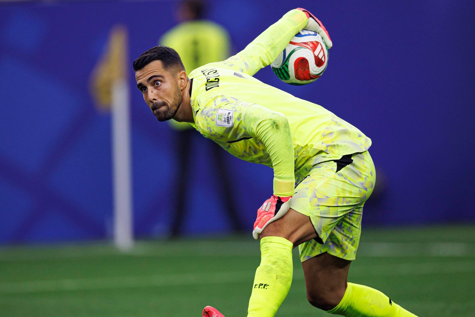 Saiba tudo sobre o futuro de Diogo Costa. A cláusula do guarda-redes português promete agitar o mercado de transferências com números astronómicos.